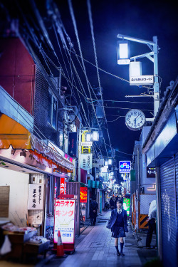 tokyo-fashion:  Narrow Tokyo alley at night.