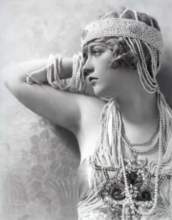 vintagemarlene:  marion davies and her pearls (via david-paris.blogspot.com)