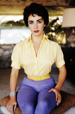 carolathhabsburg:  vintagegal:  Elizabeth Taylor photographed