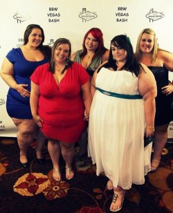 phatdresses:  I gotta make it to the Vegas bash. Look at all that sexiness!! 