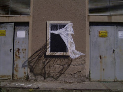 Breezy day (Nope, not a window &hellip; that’s one extraordinary work of street art!)