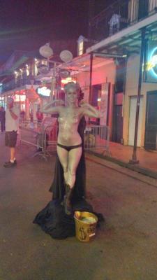 #BourbonSt Lady poses - @Berns247