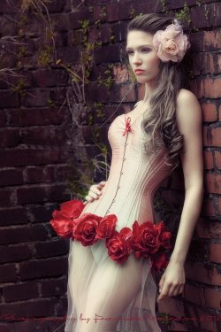 steelboneddiva:  V-Couture Isabell Mönius 