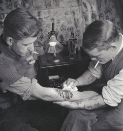 sierpien:   Tattoo parlor in the 1920’s  