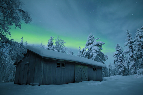 c0m3ts:  Lappish Atmosphere by The Aurora Zone on Flickr. 