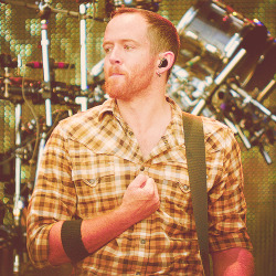 shut-up-and-love-linkin-park:  Dave❤