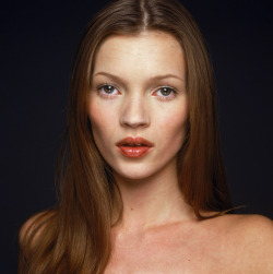 katemoss:  Kate Moss photographed by Terry O’Neill (1995).