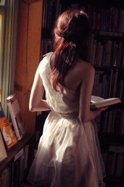 bibliophile-exhibitionism:  books0977: Woman reading in library.