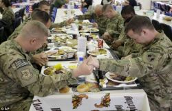 faithandfire:  U.S. soldiers pray before eating a Thanksgiving