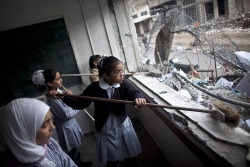 troposphera:  Gaza City, Gaza Strip: Palestinian girls clean