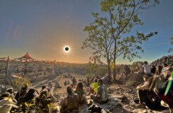 divine-momentsof-truth:  an amazing photo of the solar eclipse