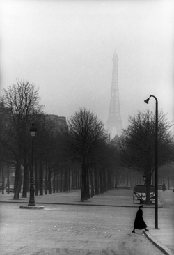 luzfosca:  Henri Cartier-Bresson Paris, France, 1954 Thanks to undr