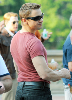 kiwiliqueur:  Jeremy Renner└ ‘Avengers’ Set NYC - 2011