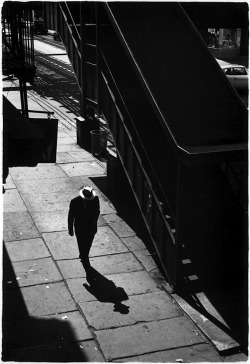 luzfosca:   William Gedney Man on sidewalk with shadow, 1960