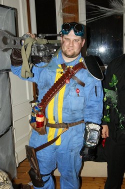 baragamer:  Fallout Cosplay submitted by punk-cub-101 