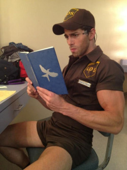 manpics:  swedishparamedic:  Delivery man… :P   Damn! I better