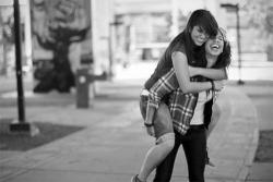 love-my-girlfriend:  Eu quero estar nos seus braços, segurar