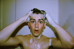 niallsfullofboys: Shower time! cuteguyss:  Submitted by GrantCoco.