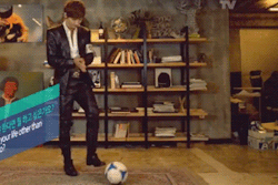 oppalovin:  roh jihoon trying to do a fancy soccer move.then