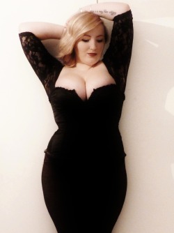 curveappeal:  Beth.18.London 46-32-43 I’ve never been thin,