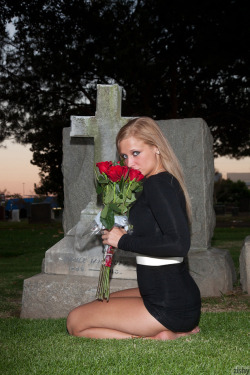 Alice Wonder California Graveyard - 24 pics @ Zishy.com. Click