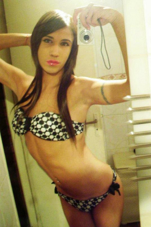 lacecd:  miaputita: she is stunning  Hawtie!
