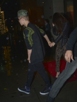 jelena91:  Justin Bieber e Selena Gomez são vistos de mãos