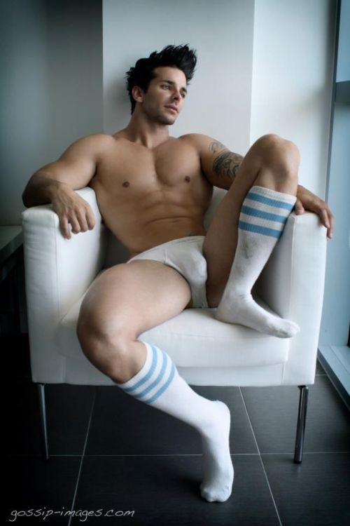 mybodyiscalling:  Follow My Body’s Calling for more erotic male crotch pictures. 