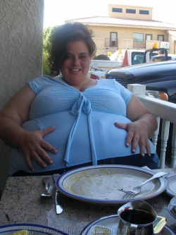 fabulousandthick:  Now that’s how a women’s plate should look empty!! Her belly should be full and she should be happy because she will look fabulous!! 