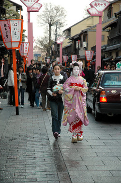 geisha-licious:  Ayano as maiko and Fumino as shikomi, by UNTENSHU