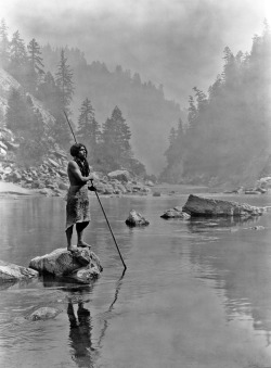 baldrsdraumar:  A Hupa man waits to spear a fish in the smoky valley of the Trinity River.  Photographed by Edward S. Curtis in 1923 