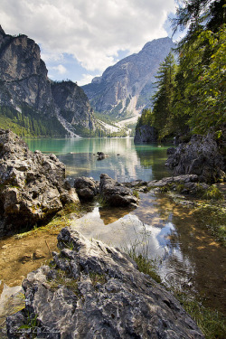 visitheworld:  Lago di Braies in Val Pusteria, Dolomites, Italy