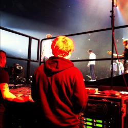 ed-is-ginger-jesus:  Ed watching One Direction from side stage
