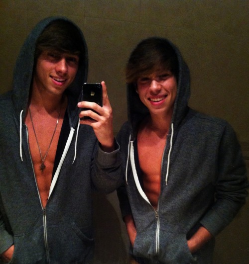 maldoblado:  with my cloneÂ !http://maldoblado.tumblr.com/Â  