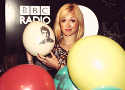 r1-preciation:  Greg James fills Fearne’s studio with balloons