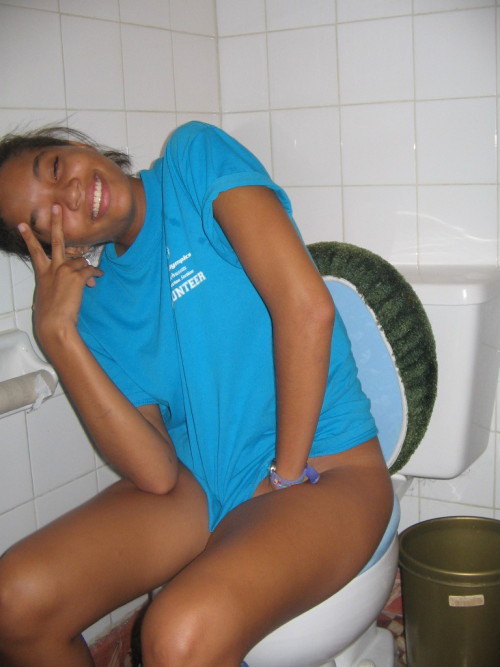 girlsontoilets:  #shitting #pooping #ebony 