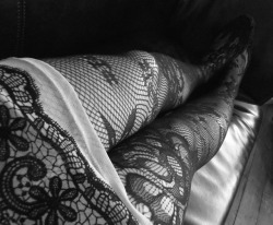 lovemylovebutton:  Puss in tights. 