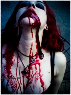 lolla-lo-ve-darkside:  me modeling.. :} 2010  Some blood to