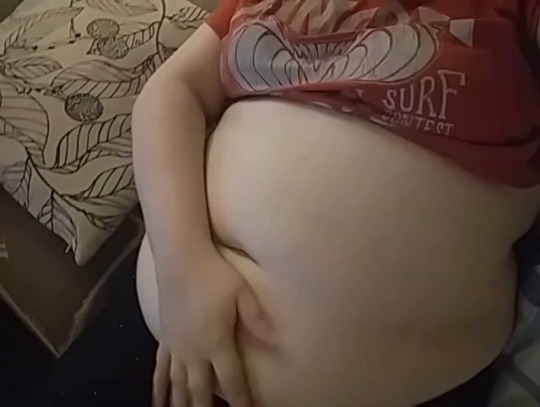 bbw-bunny-jo:My growing belly is so doughy and squishy! I can’t wait until it’s past my knees!