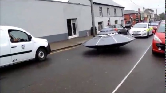 temporarilygoaty:  nachoctmare2: llegando de la fiesta el domingo [a police car very slowly pursues a flying-saucer-shaped vehicle along a street] 