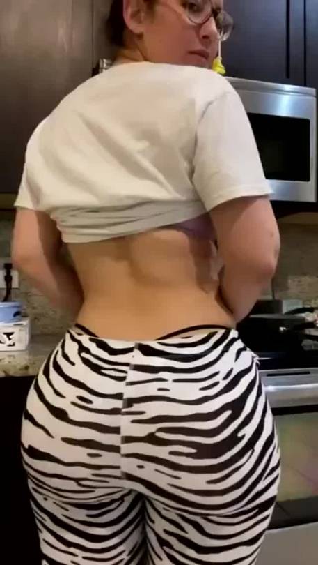 moufandazzz:Jelly Booty White Girl