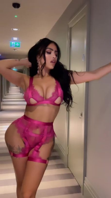 bimbo-fuckdoll: