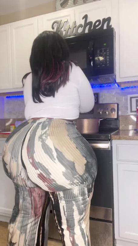 leelee760::HUGE FAT ASSSSSS🍰🍰