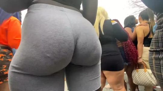 moufandazzz:I love slim booty like this