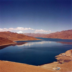 namdrok lake photo by Nic Ruffy, 2009