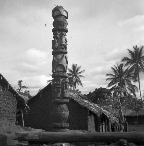 Porn Pics ukpuru:  The central pillar of a ruined [Ohafia]