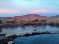 tinyflwr:  theoregonscout:Sunrise soak in southern oregon. Willow Creek Hot Springs.  😍