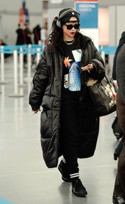 hellyeahrihannafenty:  Rihanna at JFK Airport &frac34;
