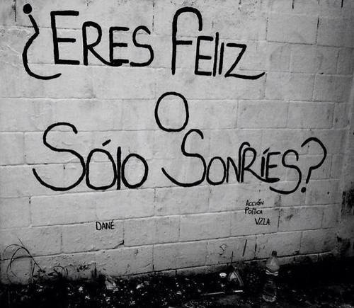 holi-sonrieconchetumare:  Solo sonrió, me llego la regla. 