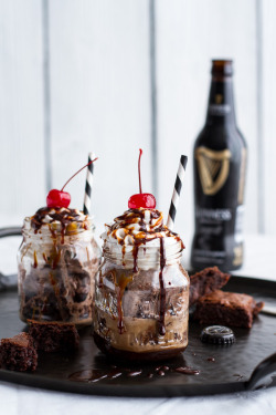 sweetoothgirl:  Mini Chocolate Stout Brownie Sundae Floats with Burnt Irish Caramel + Hot Fudge